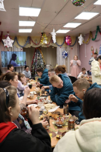 Первая учебная и рабочая неделя в Потапово началась с семейного чаепития и просмотра российских фильмов.